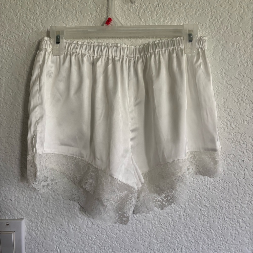 Lulu's White Flowing Robe Intimates & Sleepwear - Picture 10 of 16